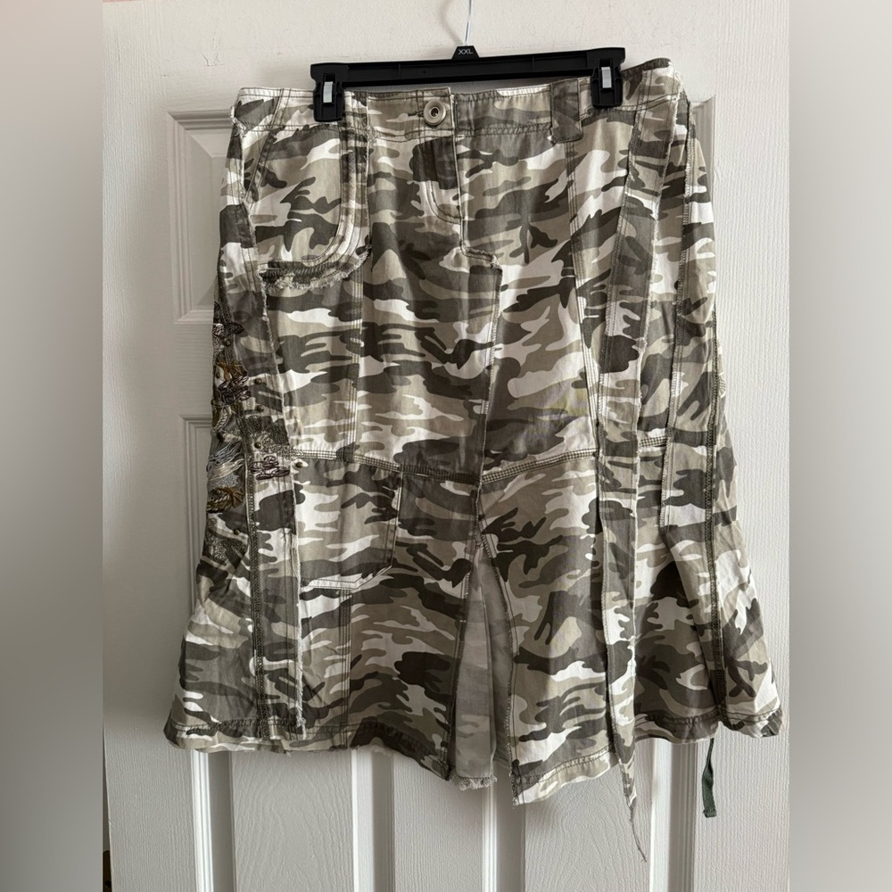 Lightweight ladies camo skirt size large. New, Pull on with 1 button.